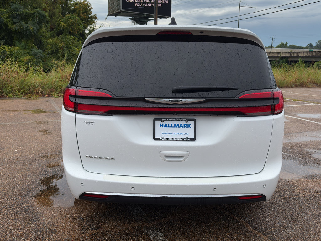 Used 2024 Chrysler Pacifica Touring FWD image 5