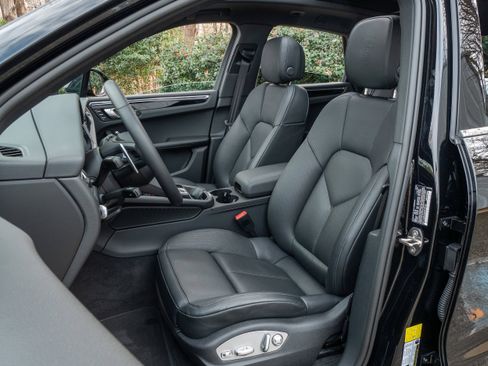 Certified 2025 Porsche Macan AWD/4WD image 5