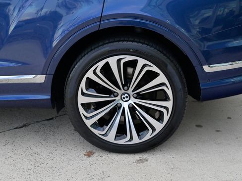 Used 2023 Bentley Bentayga image 10