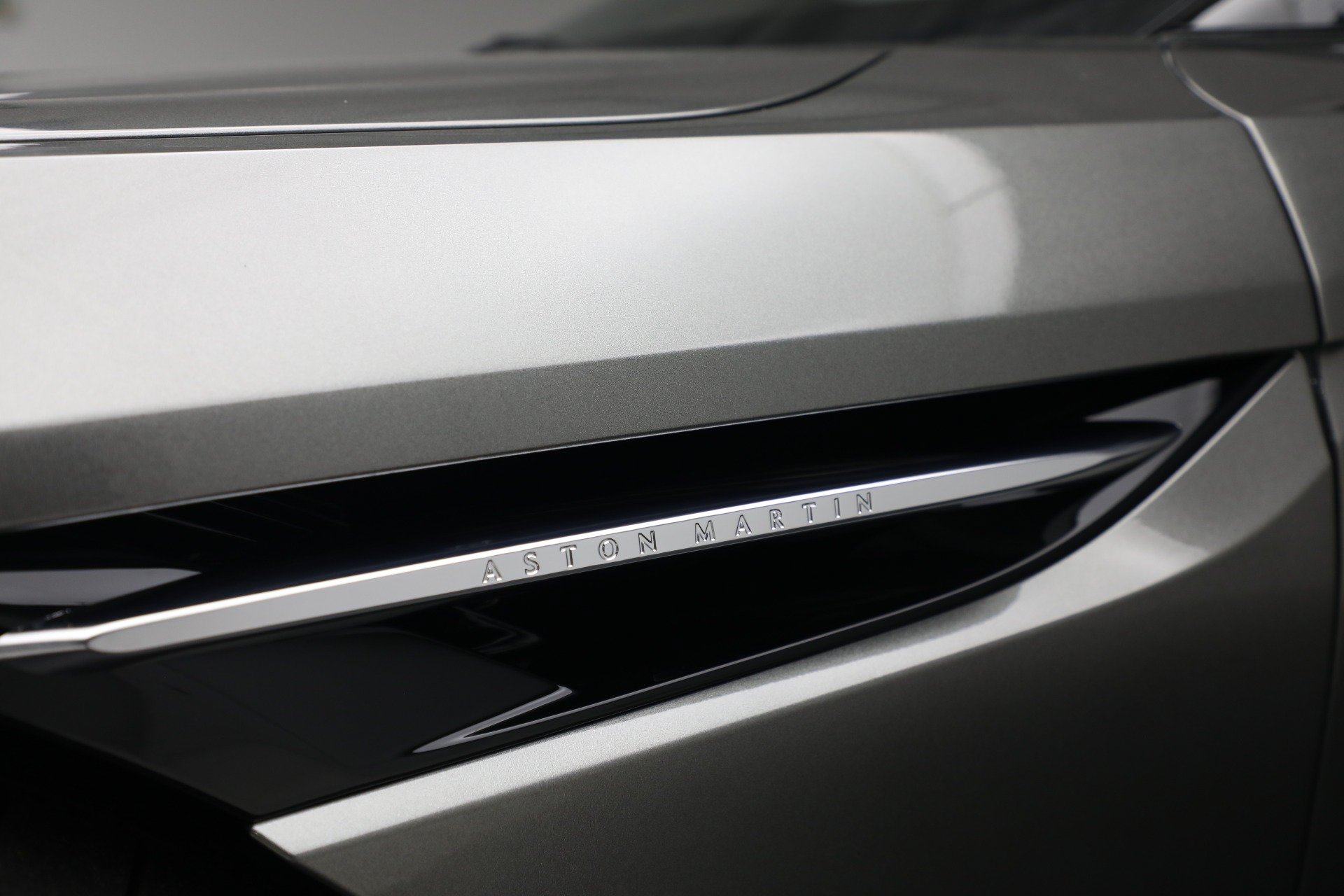 Used 2025 Aston Martin DB12 Coupe RWD image 29