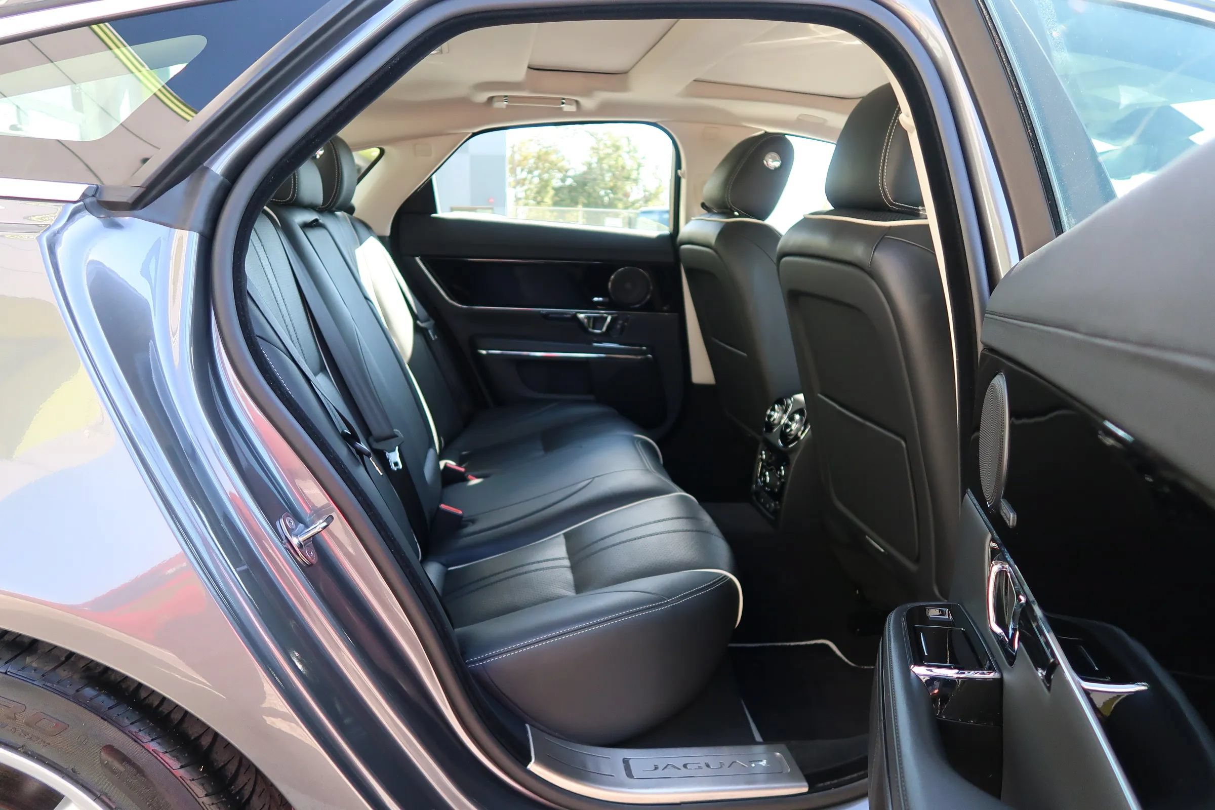 Used 2019 Jaguar XJ R-Sport RWD image 19
