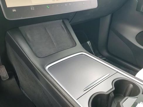 Used 2022 Tesla Model Y Long Range image 23