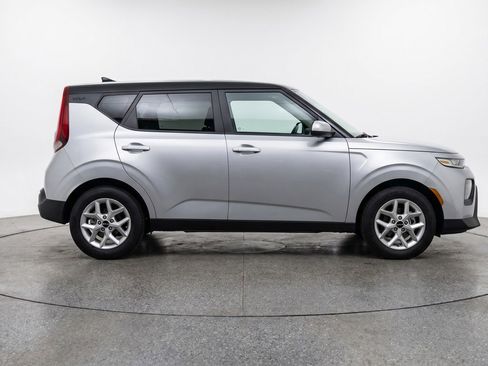 Used 2025 Kia Soul LX w/ LX Technology Package FWD image 11