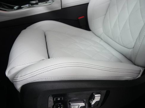 Used 2026 BMW X5 xDrive40i w/ M Sport Package AWD/4WD image 9