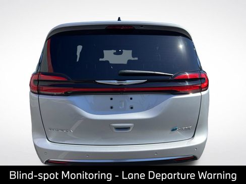 Used 2023 Chrysler Pacifica Pinnacle FWD image 10
