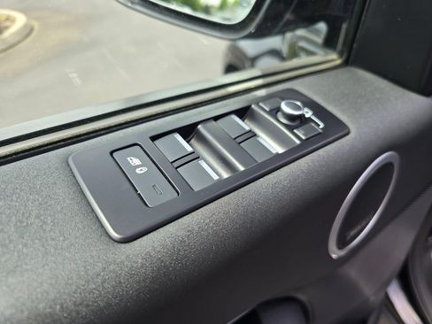 Used 2020 Land Rover Discovery Landmark AWD/4WD image 28