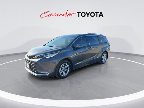 Certified 2025 Toyota Sienna Limited image 4