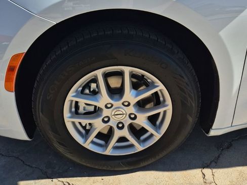 Certified 2024 Chrysler Pacifica Touring-L image 9