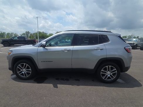 Used 2018 Jeep Compass Latitude FWD image 15