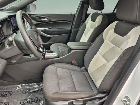 Used 2025 Chevrolet Trax RS w/ Driver Confidence Package FWD image 20