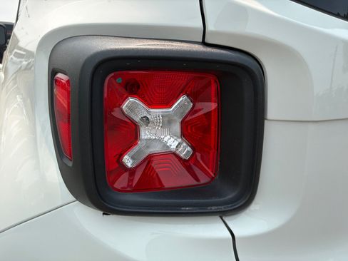 Used 2023 Jeep Renegade Altitude AWD/4WD image 31
