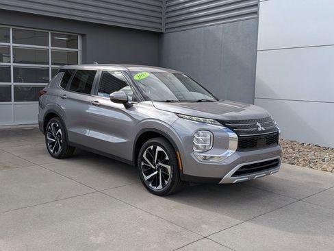 Used 2022 Mitsubishi Outlander SE image 1