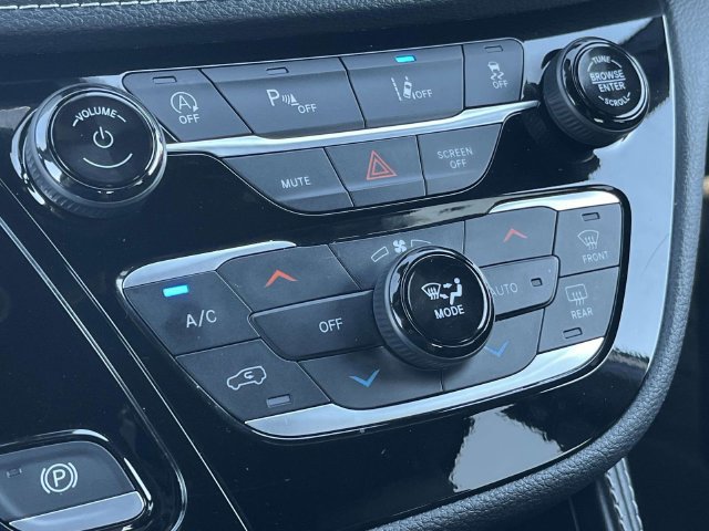 Used 2025 Chrysler Pacifica Limited FWD image 38