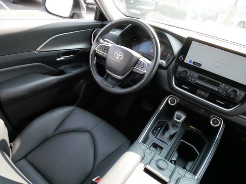 Used 2025 Toyota Grand Highlander AWD image 9