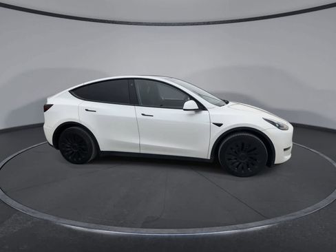 Used 2022 Tesla Model Y Long Range image 9