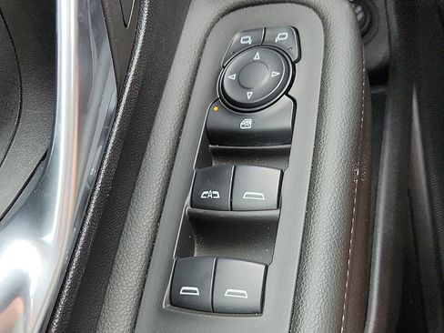Used 2024 GMC Terrain SLE w/ Driver Convenience Package FWD image 17