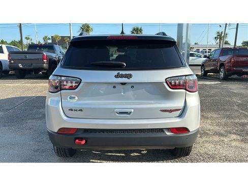 Used 2025 Jeep Compass Trailhawk AWD/4WD image 5