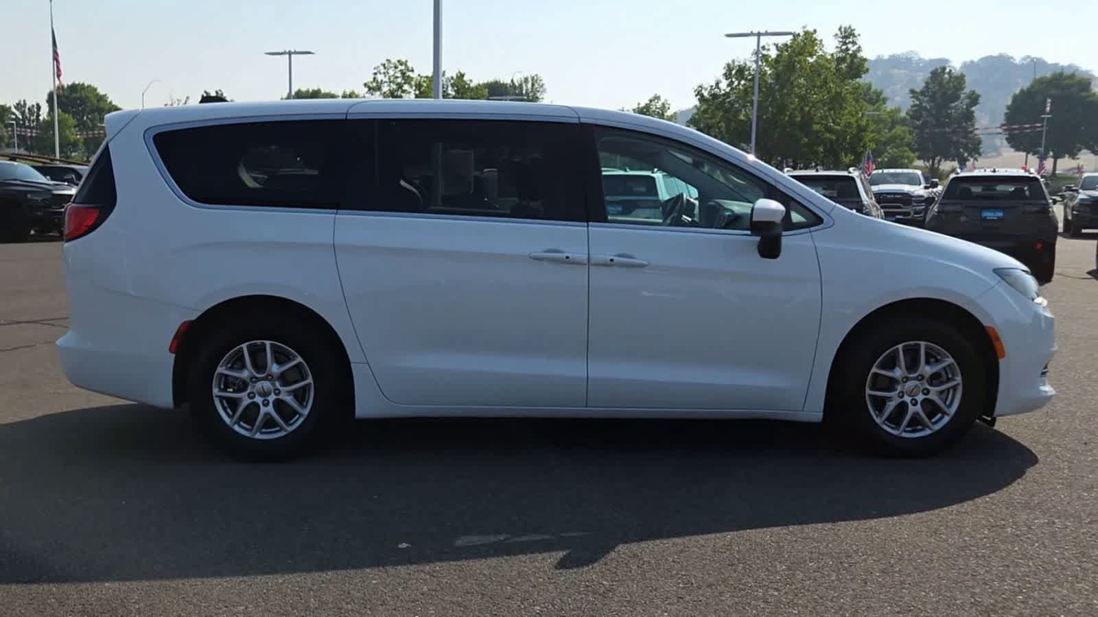 Used 2023 Chrysler Voyager LX FWD image 9