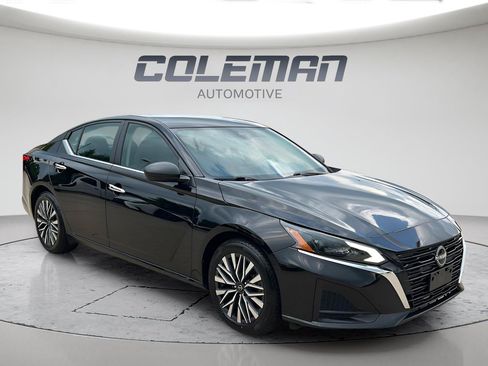 Used 2024 Nissan Altima 2.5 SV FWD image 2