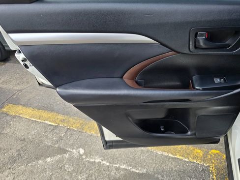 Used 2014 Toyota Highlander Plus FWD image 23
