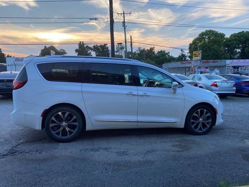 Used 2018 Chrysler Pacifica Limited w/ Tire & Wheel Group FWD image 6