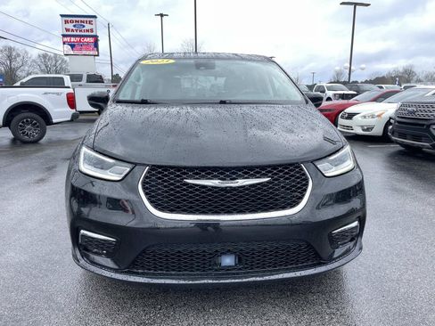 Used 2023 Chrysler Pacifica Touring-L image 10