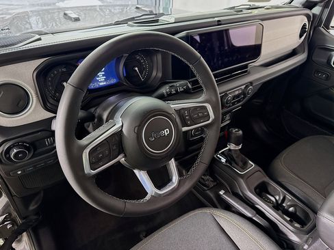 Used 2025 Jeep Wrangler Unlimited Sahara w/ Safety Group image 11