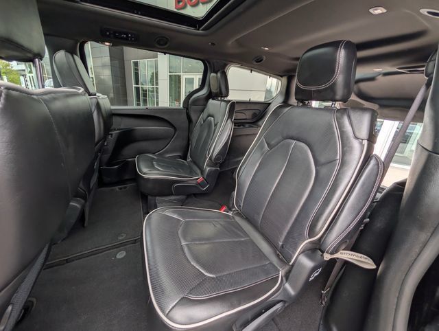 Used 2025 Chrysler Pacifica Limited FWD image 11