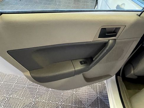 Used 2010 Ford Focus SE image 23