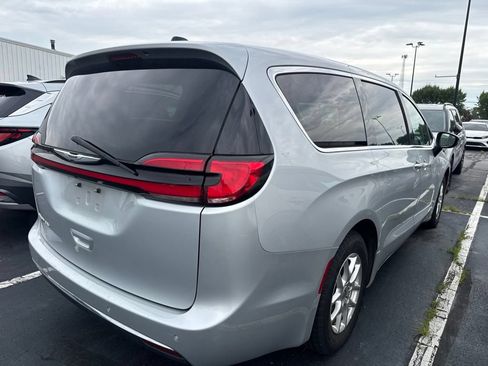 Used 2024 Chrysler Pacifica Touring-L FWD image 3
