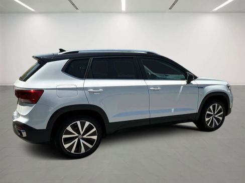 Used 2023 Volkswagen Taos SE w/ Panoramic Sunroof Package AWD/4WD image 4
