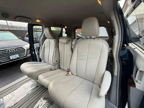 Used 2012 Toyota Sienna XLE image 27
