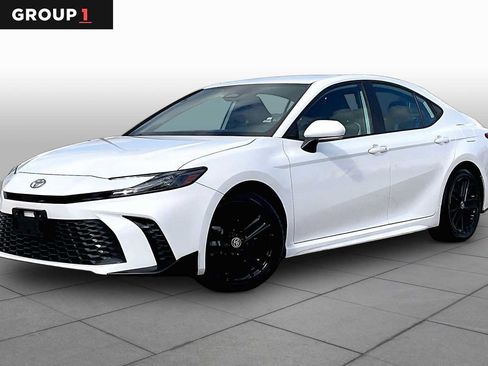 Used 2025 Toyota Camry SE FWD image 1