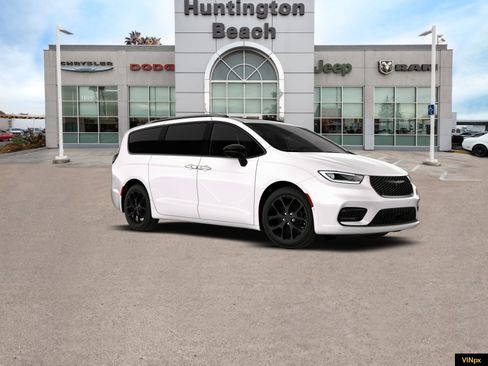 New 2026 Chrysler Pacifica Limited w/ Uconnect Theater Family Group image 11