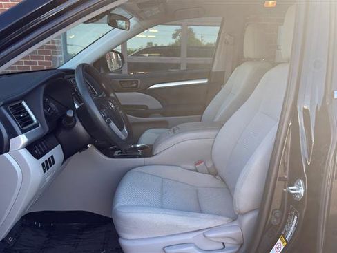 Used 2019 Toyota Highlander LE AWD/4WD image 29