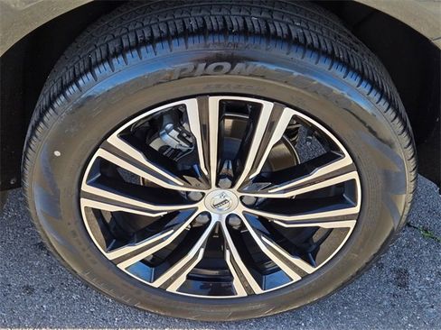 Used 2022 Volvo XC60 B5 Inscription image 11