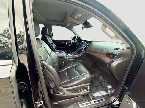 Used 2018 Cadillac Escalade Premium Luxury image 30