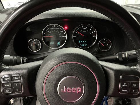 Used 2017 Jeep Wrangler Unlimited Sahara w/ Connectivity Group AWD/4WD image 12