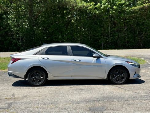 Used 2022 Hyundai Elantra SEL FWD image 2