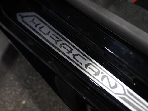 Used 2019 Lamborghini Huracan Performante AWD/4WD image 14
