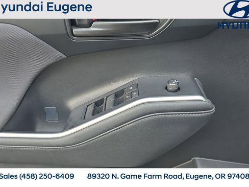 Used 2024 Toyota Highlander LE FWD image 12