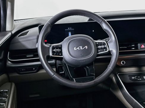 Used 2025 Kia Carnival FWD image 18