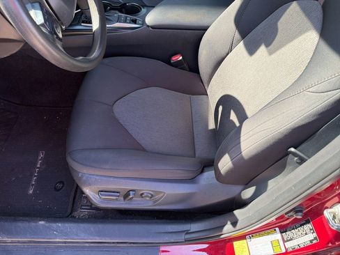 Used 2020 Toyota Camry LE image 8