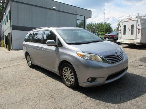 Used 2017 Toyota Sienna XLE w/ XLE Navigation Package FWD image 2
