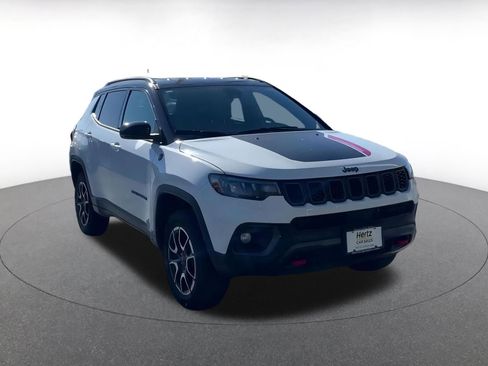 Used 2025 Jeep Compass Trailhawk image 3