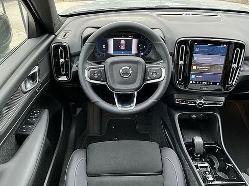Used 2025 Volvo XC40 B5 Plus image 5