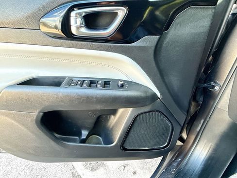 Used 2023 Jeep Compass Limited image 19