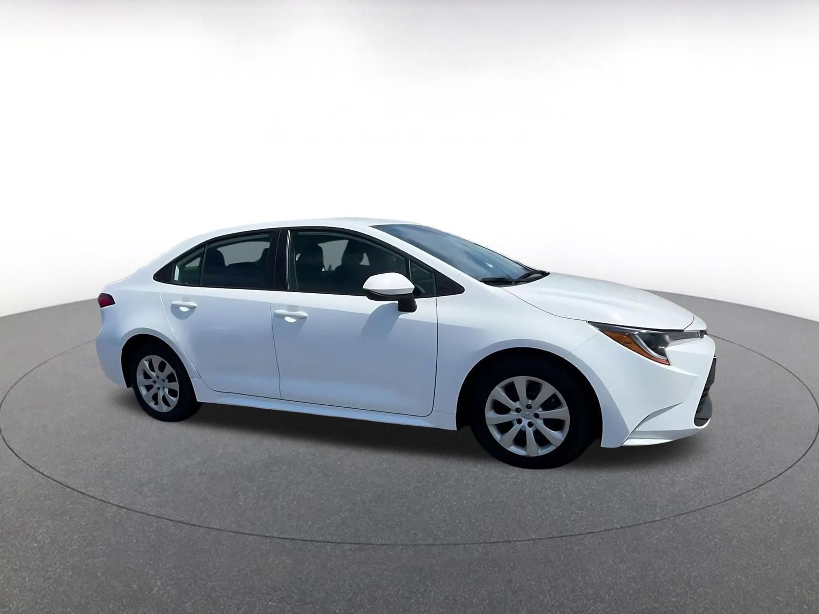 Used 2025 Toyota Corolla LE FWD image 2