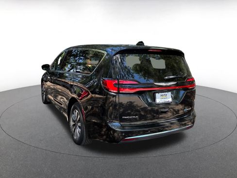Used 2023 Chrysler Pacifica Touring-L image 11