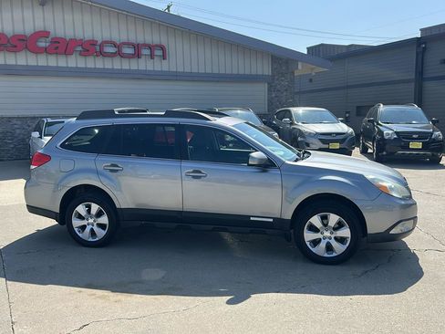 Used 2010 Subaru Outback 2.5i Premium AWD/4WD image 2